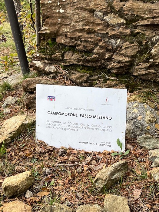 Sacrario ai Martiri di Passo Mezzano, memoriale dedicato ai caduti, immerso nella natura.