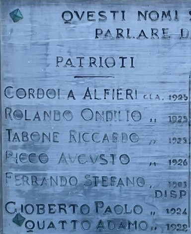 Lapidi commemorative con i nomi dei caduti di Vaie, un tributo ai patrioti della comunità.