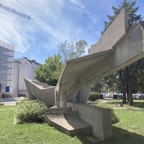 Monumento alla Resistenza: scultura moderna che simboleggia la lotta per la libertà e i diritti umani.