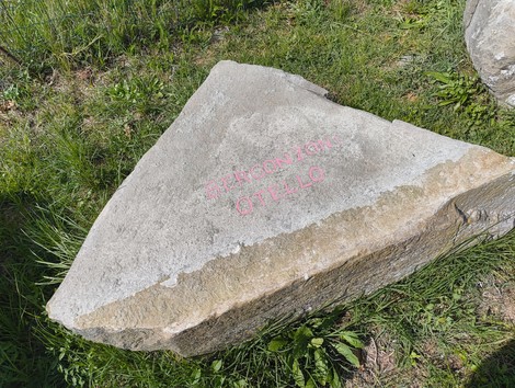Monumento commemorativo ai partigiani caduti a Monte Sabbiuno, simbolo di resistenza e memoria storica.