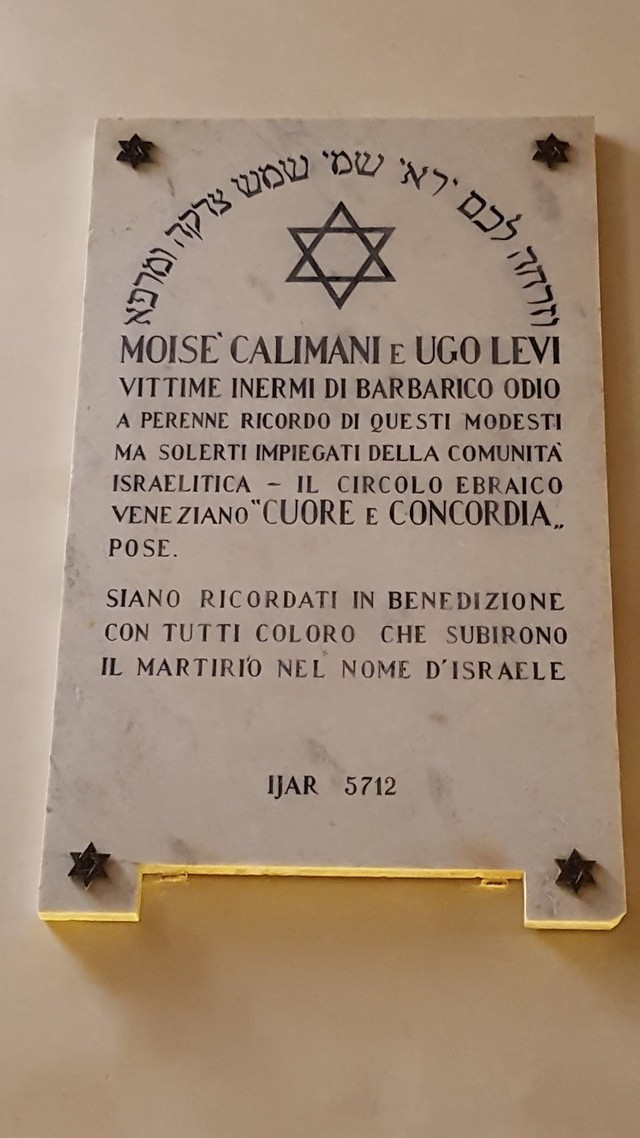 Lapide commemorativa dedicata a Moisè Calimani e Ugo Levi, vittime del barbaro odio, con simbolo israelitico.
