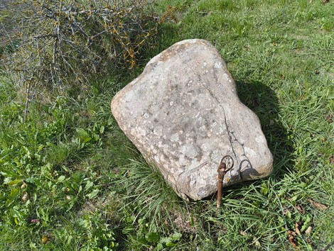 Monumento ai partigiani caduti a Monte Sabbiuno, raffigurante una pietra commemorativa immersa nella natura.