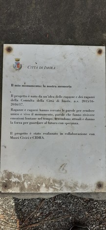 Monumento commemorativo alle vittime del primo bombardamento su Imola, simbolo di memoria e speranza.