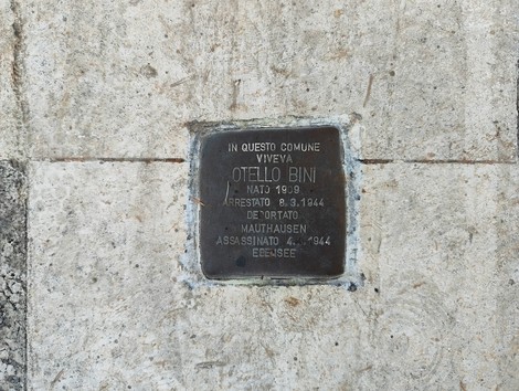 Pietra d'inciampo commemorativa dedicata a Otello Bini, vittima delle persecuzioni naziste.