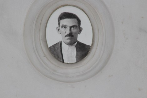 Immagine del Sacrario dei partigiani di Torbella con un ritratto in bianco e nero di un uomo.