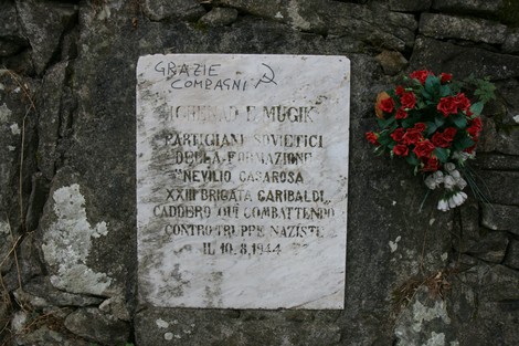 Lapide commemorativa a Ighenad e Mugik in onore dei partigiani sovietici caduti.