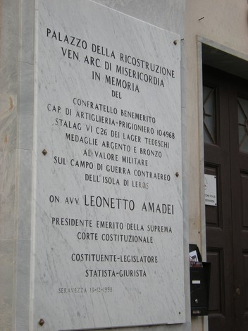 Lapide commemorativa in memoria di Leonetto Amadei, presidente emerito della Corte Costituzionale.