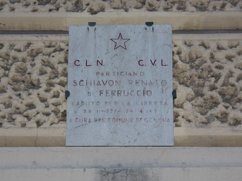 Lapide commemorativa a Schiavon, dedicata a un partigiano di Ferruccio, con decorazioni architettoniche sullo sfondo.
