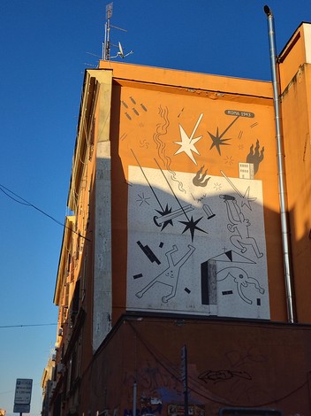Murale commemorativo del bombardamento di San Lorenzo, con forme astratte su sfondo arancione, simboli di distruzione e resistenza.