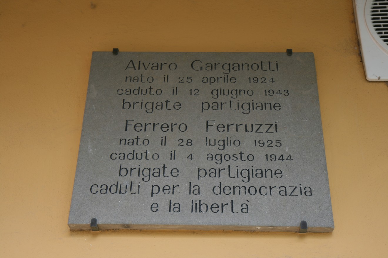 Lapide commemorativa per Alvaro Garganotti e Ferrero Ferruzzi, partigiani caduti per la democrazia e la libertà.