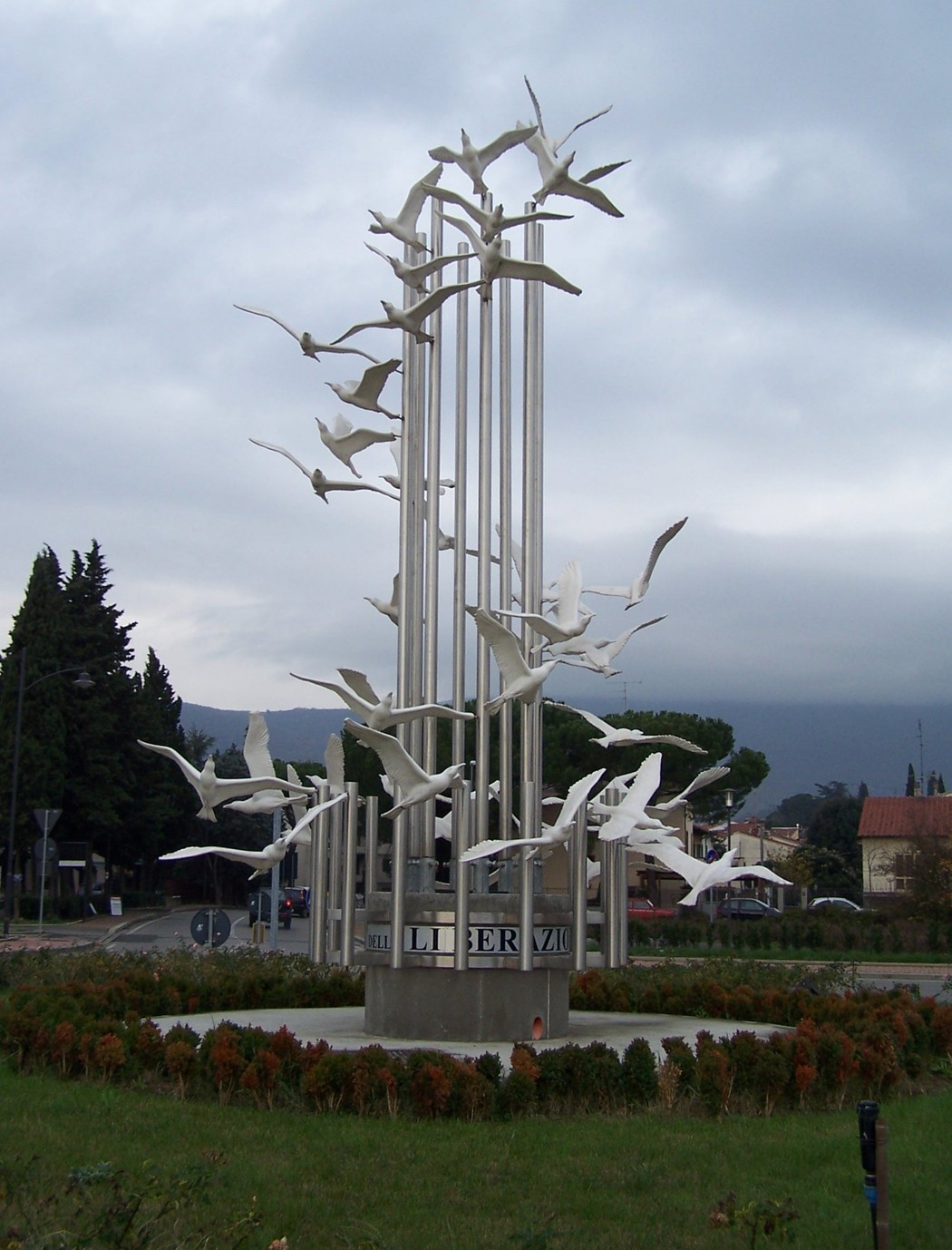 Monumento del sessantesimo, rappresenta un omaggio all'libertà con uccelli stilizzati che si elevano nel cielo.
