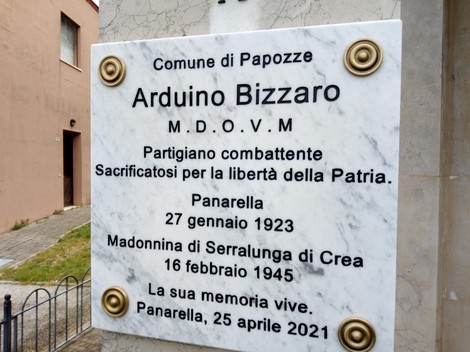 Lapide commemorativa di Arduino Bizzaro, partigiano, situata a Panarella, in memoria del sacrificio per la libertà.