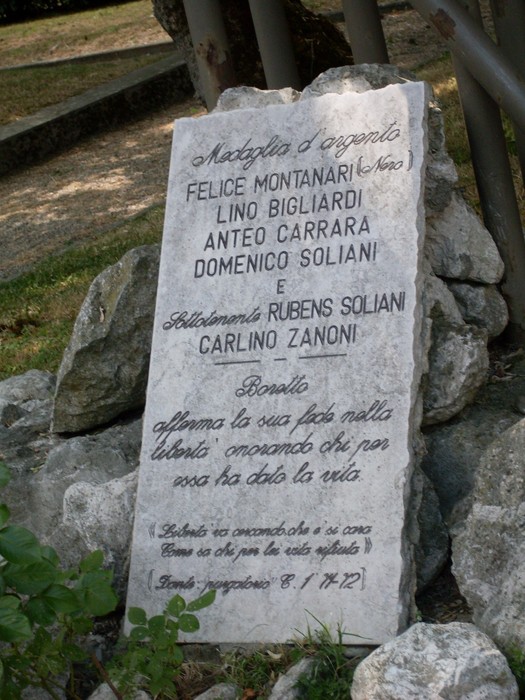 Monumento in pietra dedicato a Felice Montanari e ad altri, commemorando la loro memoria e sacrificio.
