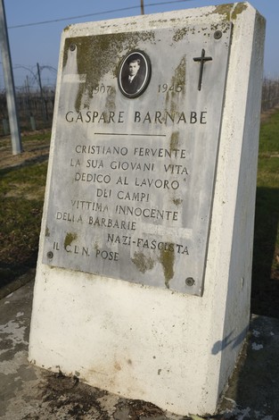 Cippo commemorativo di Gaspare Barnabè, dedicato alla sua vita e alla memoria delle vittime del nazifascismo.