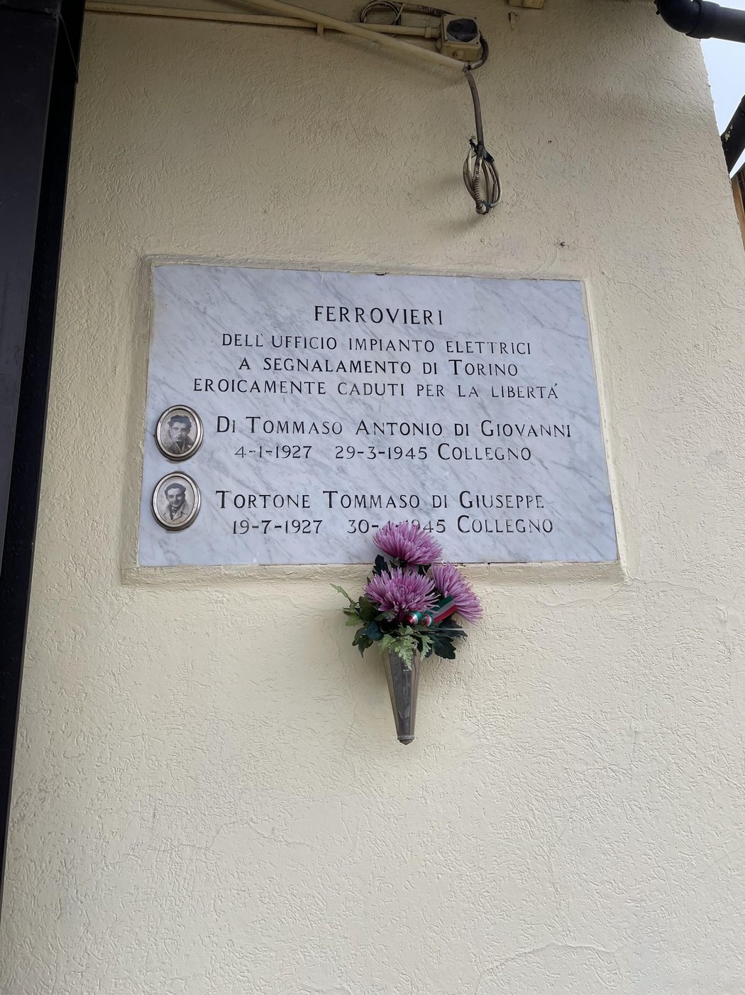 Lapide commemorativa dedicata a Di Tommaso e Tortone, ferrovieri caduti per la libertà a Collegno.