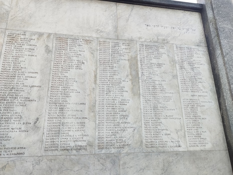 Il Sacrario dei deportati, monumento commemorativo con nomi incisi su pareti di marmo.
