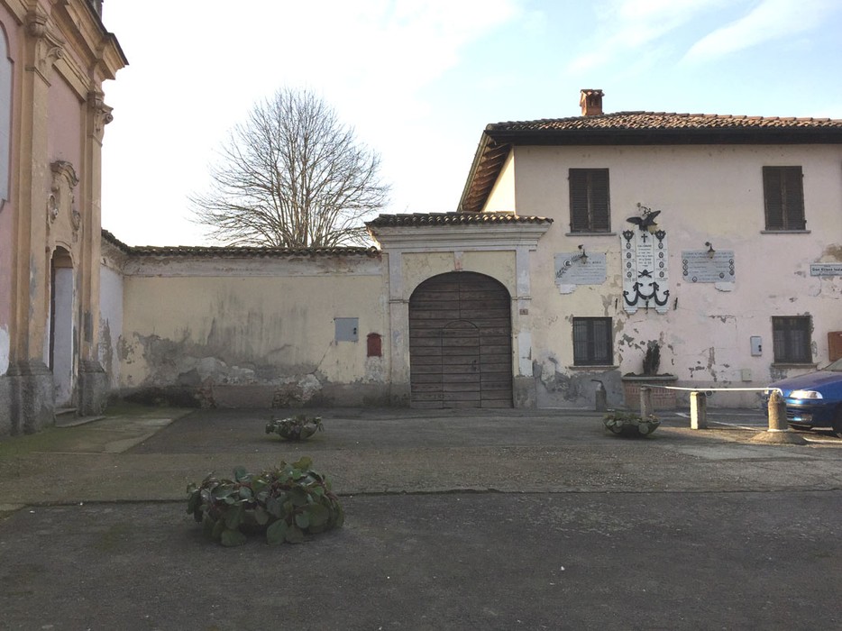 Lapide commemorativa dei caduti di Calignano, situata su un edificio storico.