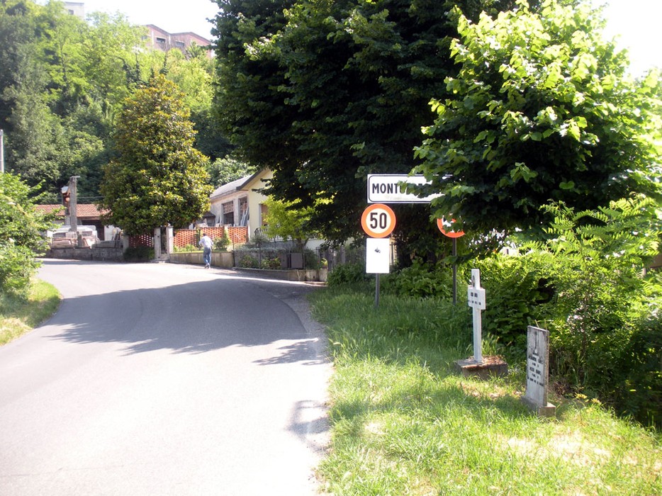 Lapide commemorativa dedicata a Pietranera e Rossi, situata lungo una strada panoramica.