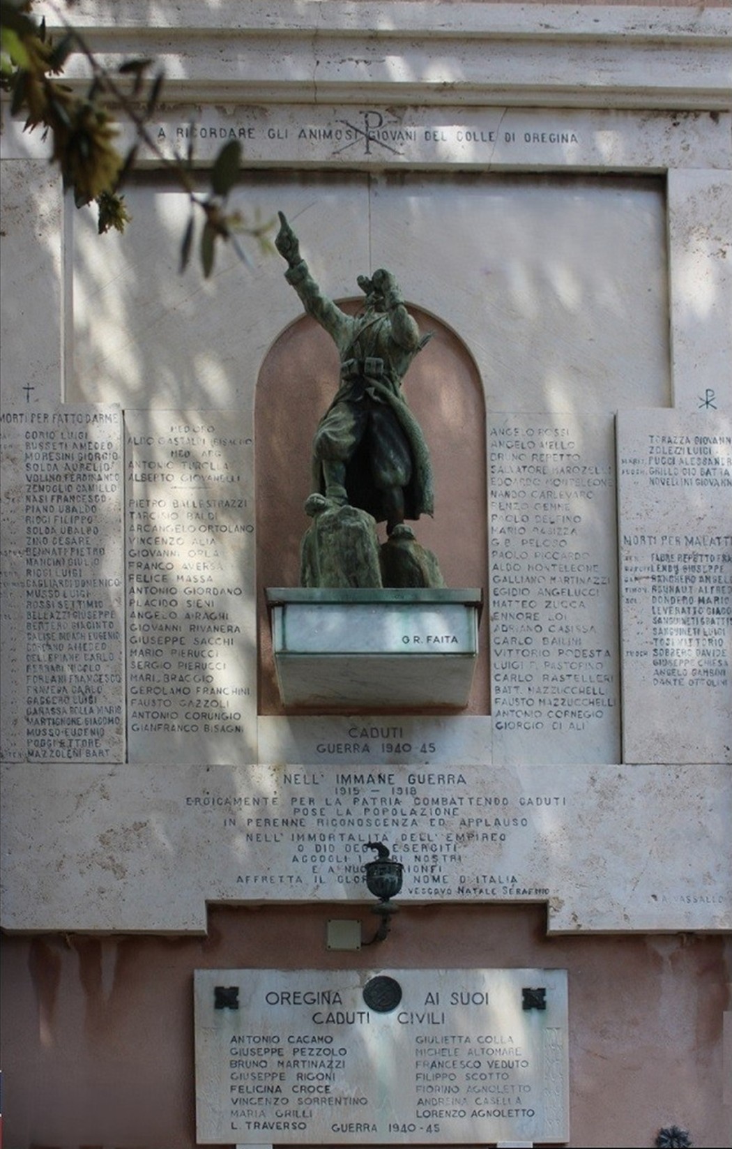 Monumento commemorativo ai caduti di Oregina, con statue e epigrafi in memoria dei soldati.