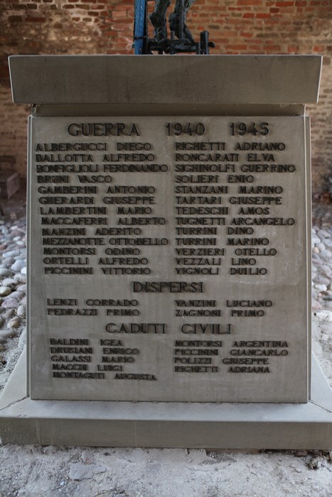 Monumento ai Caduti di Piumazzo, in memoria dei soldati e dei civili, con nomi incisi su pietra.