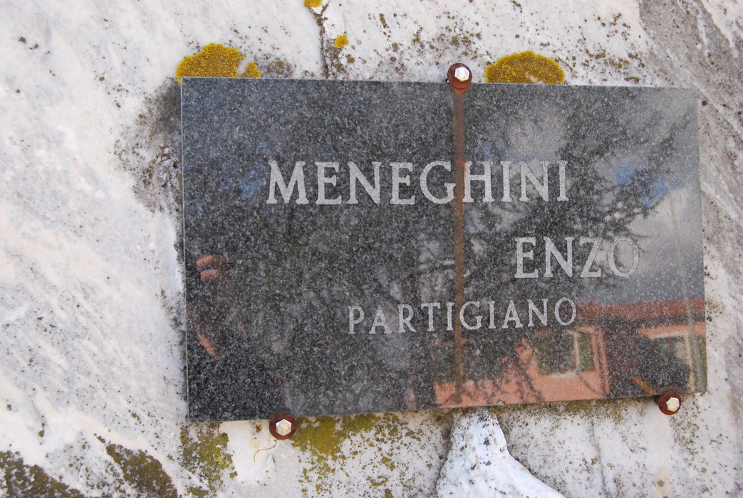 Targa commemorativa di Enzo Meneghini, partigiano, nel Parco della Resistenza di Caniparola.