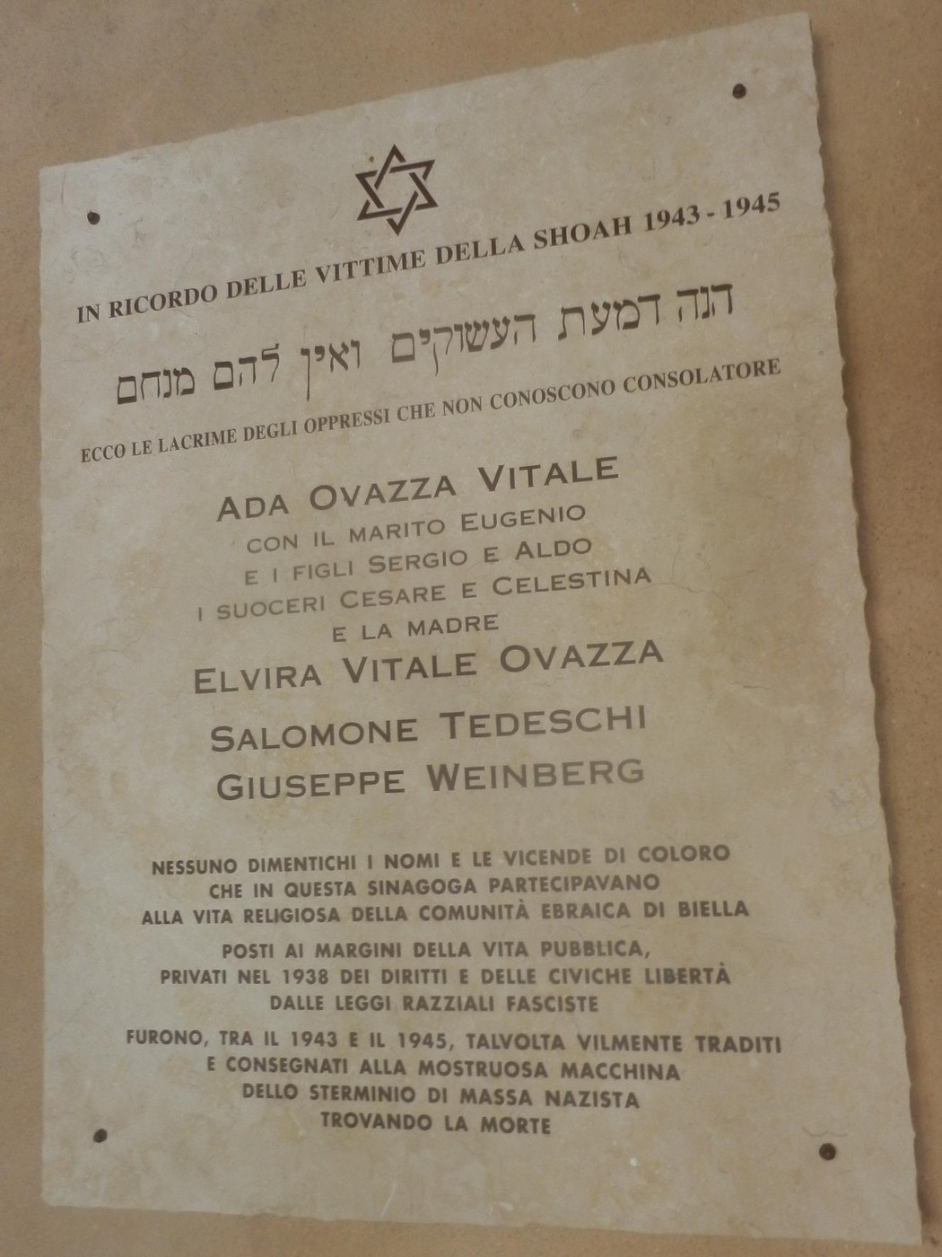 Lapide commemorativa delle vittime della Shoah, dedicata alla memoria di persone deportate e perseguitate.