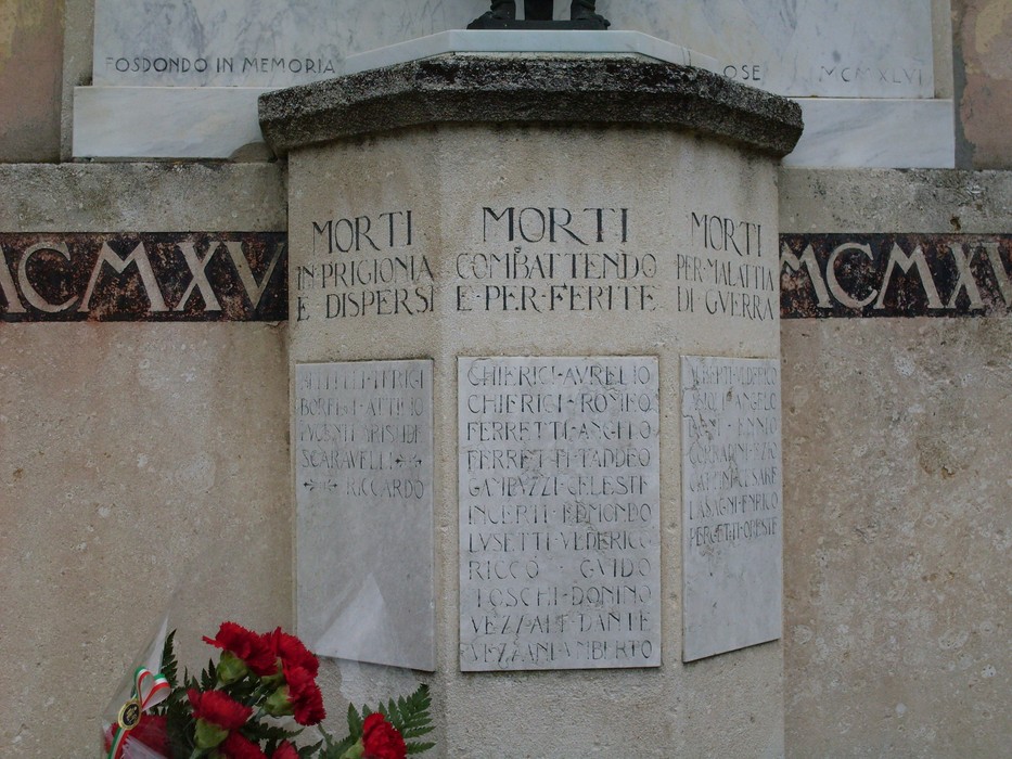 Lapide commemorativa dedicata ai caduti di Fosdondo, con nomi e riconoscimenti ai combattenti.