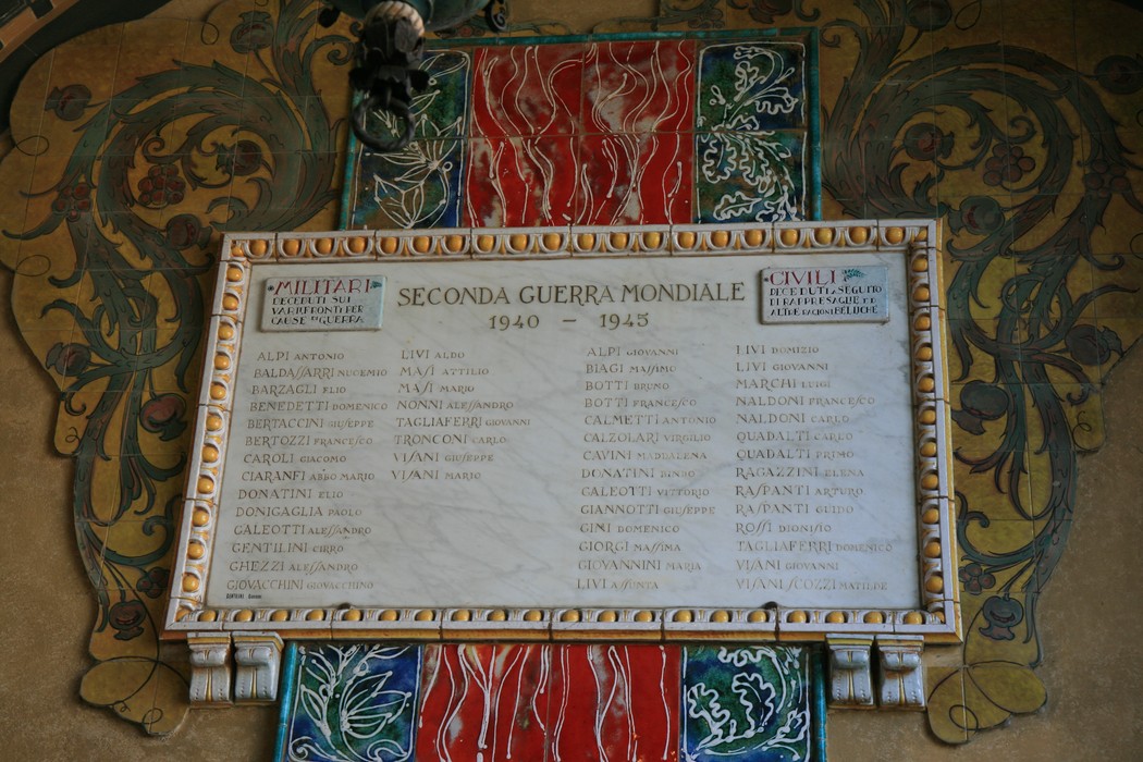Elenco dei caduti della Seconda Guerra Mondiale nel Sacrario del Municipio, con decorazioni storiche.