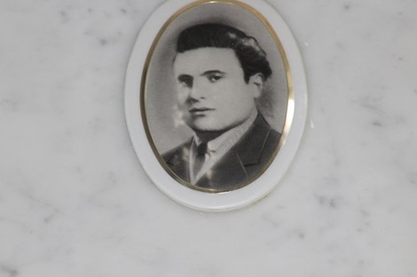 Immagine di un ritratto fotografico inciso su marmo, dedicato ai caduti per la Liberazione.