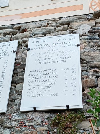 Monumento ai caduti, commemorazione degli eroi di guerra, con dettagli storici su epoca e nomi dei caduti.
