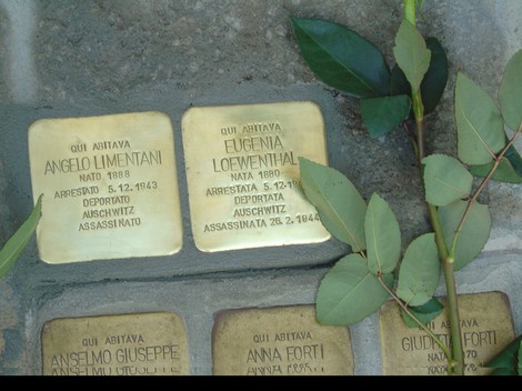 Pietre d'inciampo commemorative dedicate alle vittime dell'Olocausto presso la Casa Israelitica di riposo.
