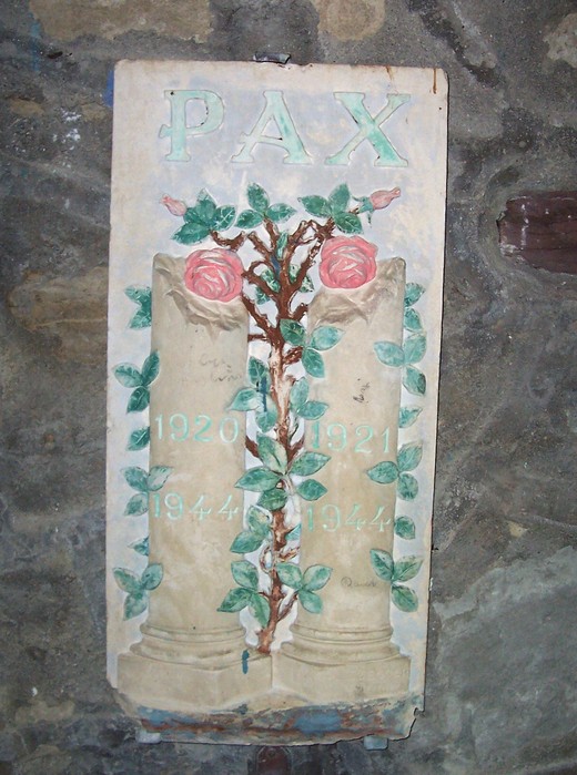 Cappella ai fratelli Bimbi con decorazioni di colonne e rose, simbolo di memoria e pace.