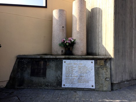 Monumento ai Caduti di Camporinaldo, dedicato in memoria dei soldati e delle vittime di guerra.