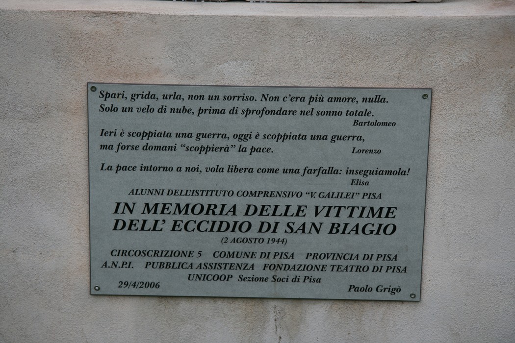 Monumento in memoria delle vittime dell'eccidio di San Biagio, commemorazione dell'evento tragico del 1944.
