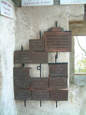 Monumento commemorativo nel Parco della Resistenza del Monte Brugiana, dedicato ai partigiani e alla libertà.