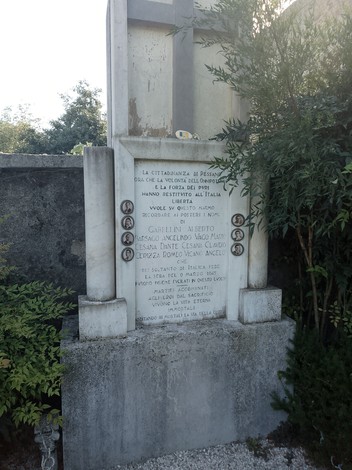 Monumento commemorativo ai Martiri di Pessano con Bornago, circondato da vegetazione e situato in un'area tranquilla.