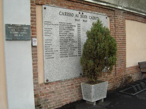 Lapide commemorativa dedicata ai caduti di Carisio, in memoria delle vittime tra il 1940 e il 1945.