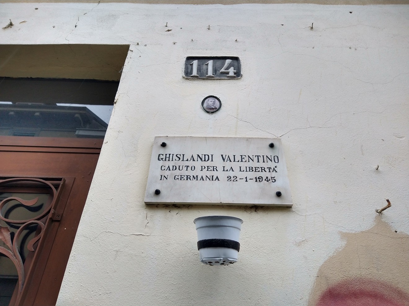 Lapide commemorativa dedicata a Ghislandi Valentino, caduto per la libertà in Germania nel 1945.