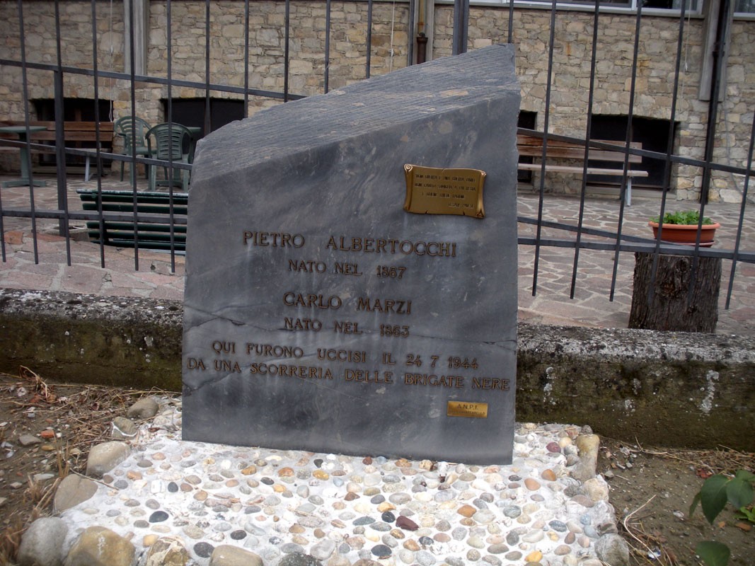 Lapide commemorativa dedicata alle vittime della strage di Crociglia, in memoria di Pietro Albertocchi e Carlo Marzi.