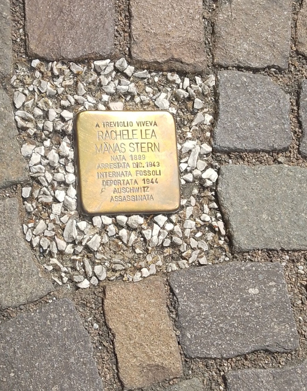 Pietra d'inciampo dedicata a Rachele Lea Manas Stern, commemorativa di una vittima della persecuzione nazista.