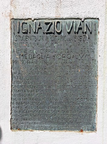 Monumento a Vian, una placca commemorativa dedicata a Ignazio Vian, studente e partigiano.