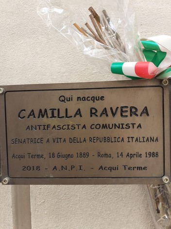 Targa commemorativa in bronzo dedicata a Camilla Ravera, figura importante dell'antifascismo italiano.