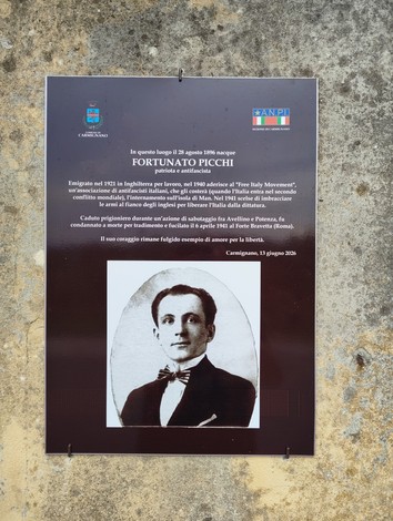 Pannello commemorativo dedicato a Fortunato Picchi, con una foto storica e informazioni biografiche.