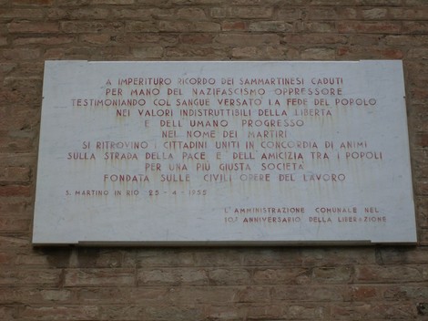 Lapide commemorativa dei caduti di San Martino, in ricordo del sacrificio per la libertà e la giustizia sociale.