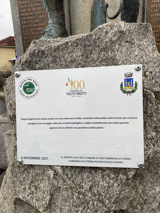 Monumento ai caduti di Sant'Ambrogio, commemorazione dei sacrifici per la pace e la libertà.