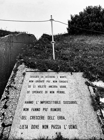 Monumento al Partigiano e alla Resistenza, un omaggio alla memoria e al sacrificio dei combattenti per la libertà.