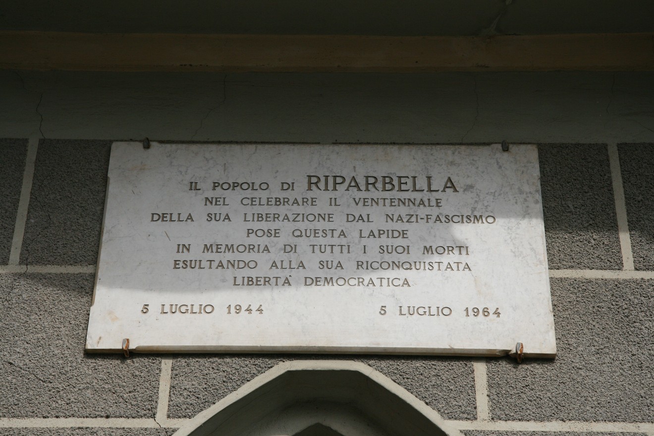 Lapide commemorativa che ricorda la liberazione di Riparbella dal nazi-fascismo.