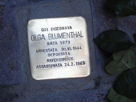 Pietra d'inciampo che commemora Olga Blumenthal, vittima di deportazione e assassinio nel 1945.