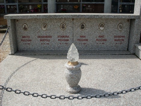 Sacrario dedicato alle vittime dei bombardamenti, con epigrafi commemorative e lumino centrale.