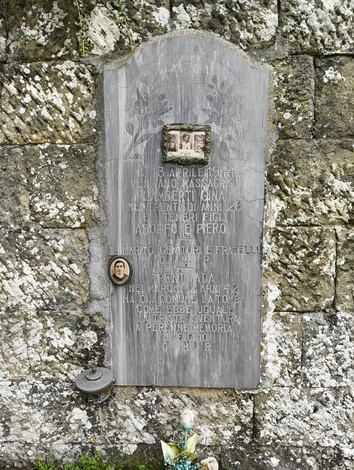 Sepolcri delle vittime dell'eccidio di Vallucciole, memoriale dedicato ai atroci eventi del 1944.
